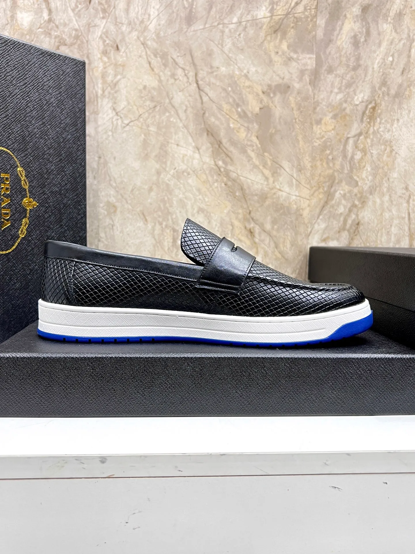 💰620 Prada classic men’s lace-up casual shoes｜Imported cowhide upper｜Layered stitching design on the upper Lightweight and breathable｜Soft and comfortable｜PRADA letters on the side｜Distinctive sporty style Showing the brand style｜Lightweight embossed rubber sole｜With cowhide foot pad lining｜Excellent foot feel Fashionable and elegant｜Size: 38-44 (customized at 45)